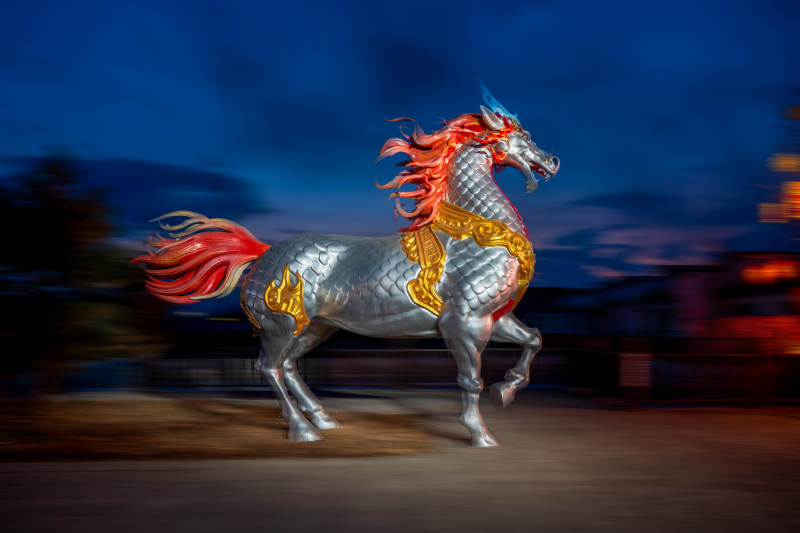 银龙马奔腾夜景图片