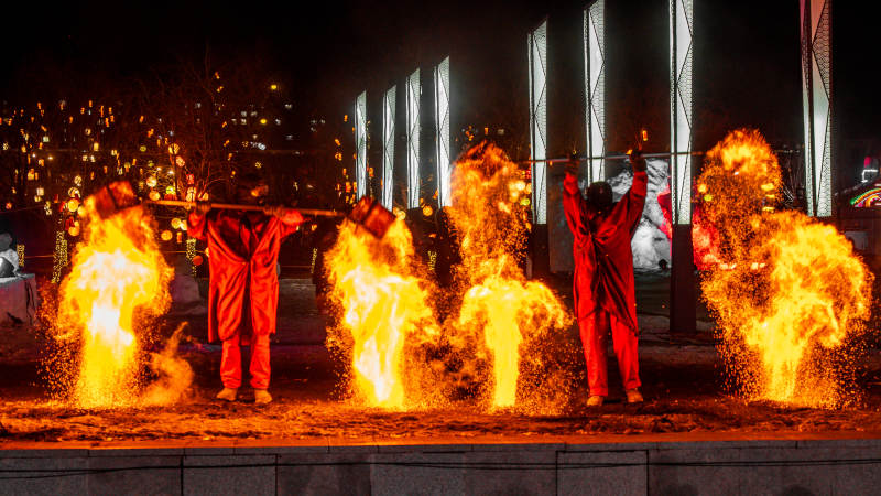 火舞表演夜景图片