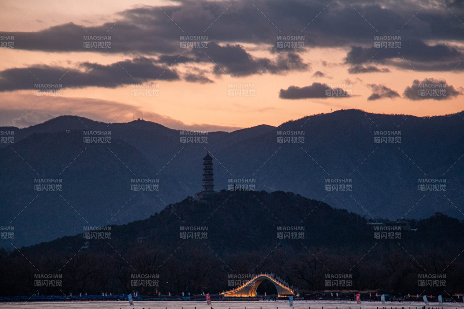 颐和园玉泉山巅塔影映晚霞图片