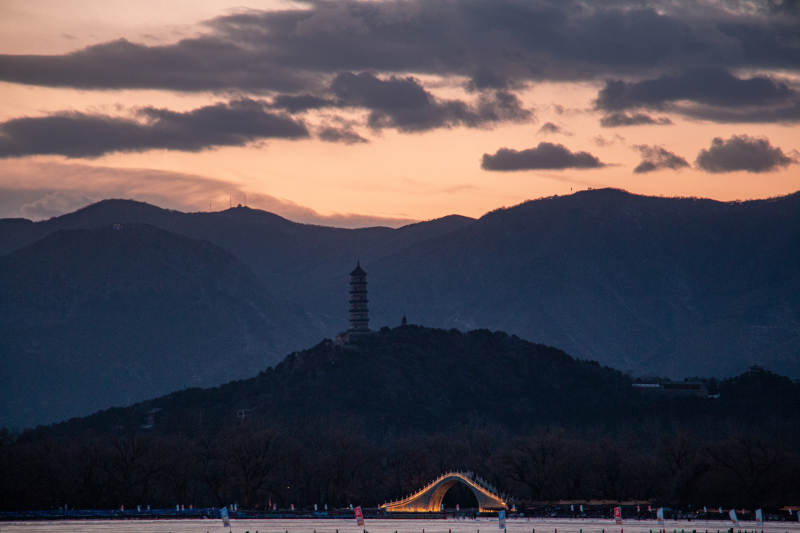 颐和园玉泉山巅塔影映晚霞图片