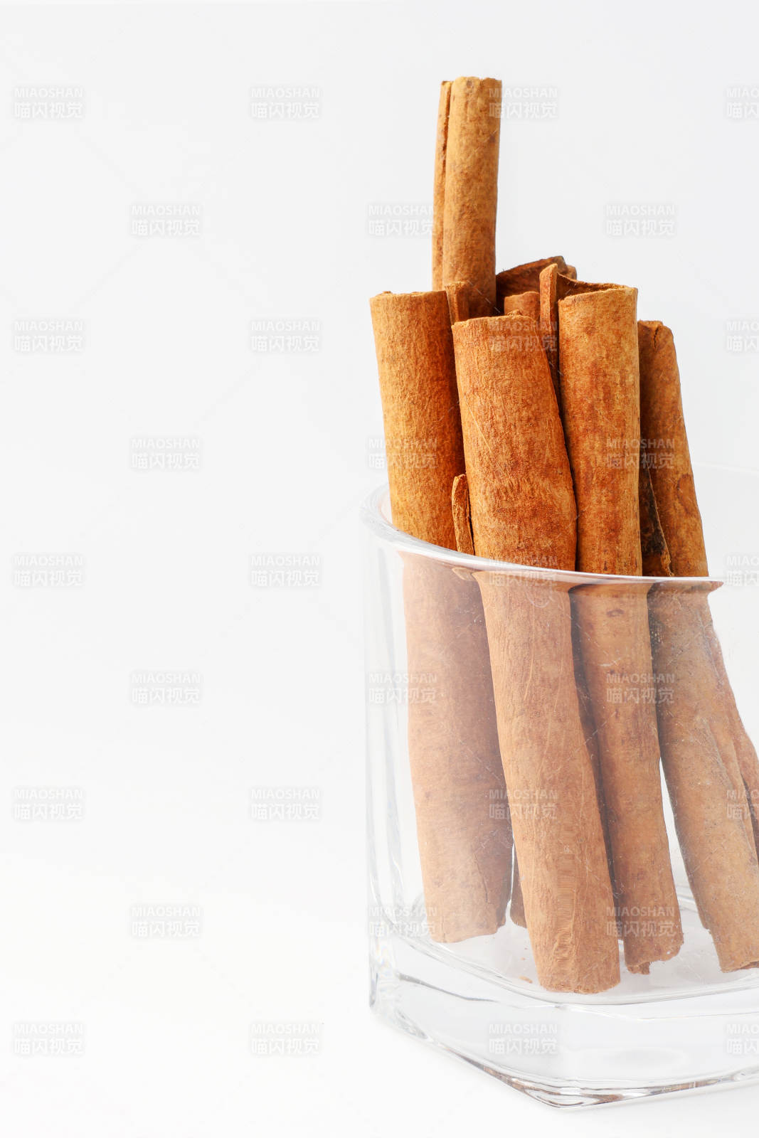 肉桂棒置于透明杯中图片