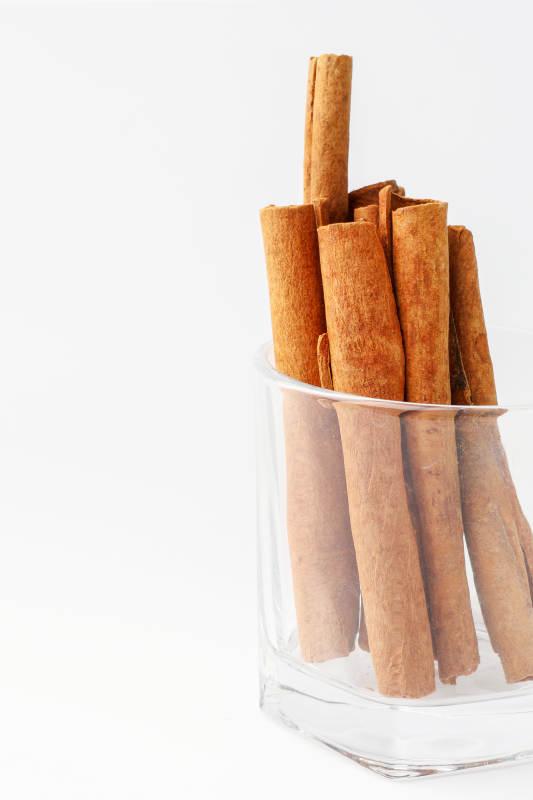 肉桂棒置于透明杯中图片