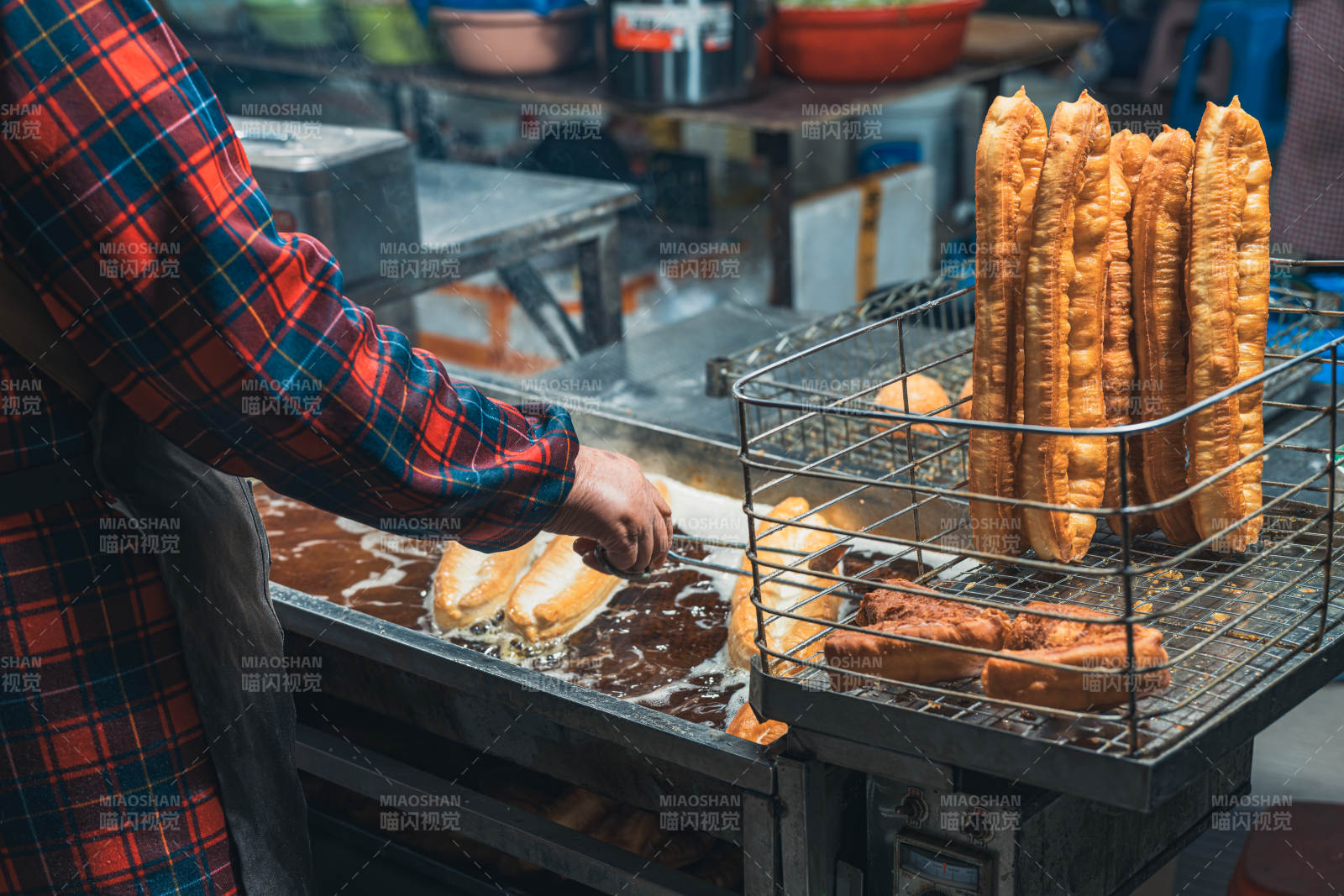 街头炸油条图片