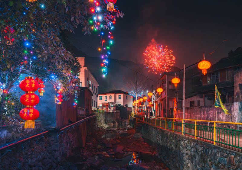 宁海乡村夜景烟花灯笼图片