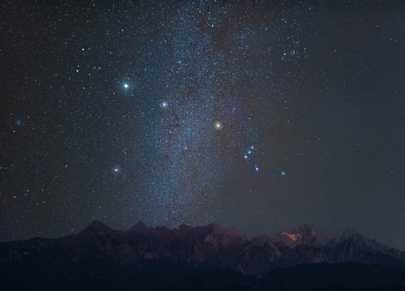 丽江星河映山夜景图片