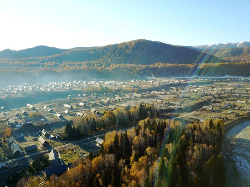 湖畔小镇秋景图片