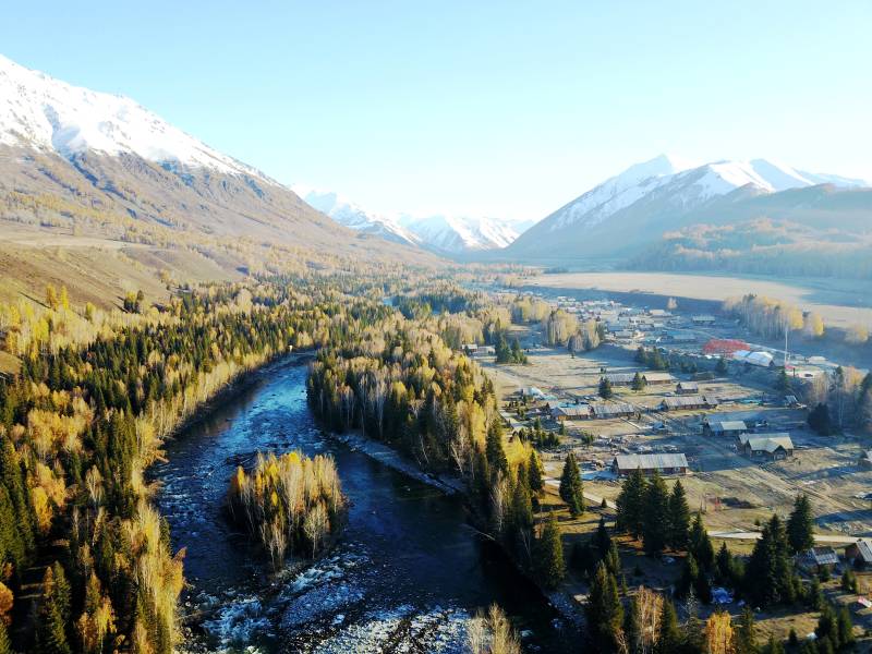 雪山环绕的秋日山谷图片