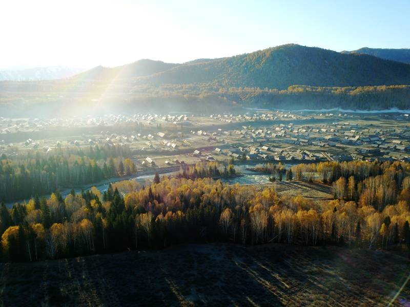 秋日山谷小镇风光图片