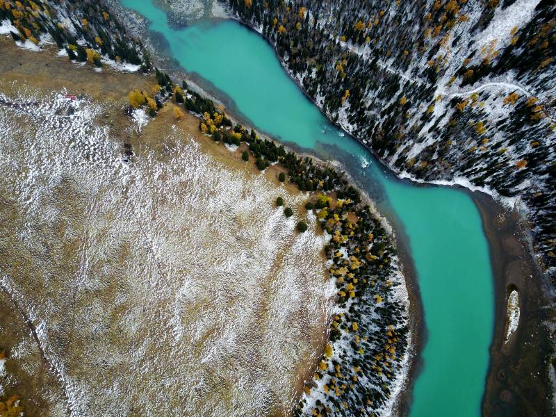 碧水穿林雪原图片
