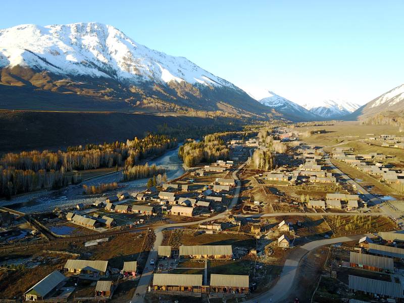 雪山下的小镇风光图片