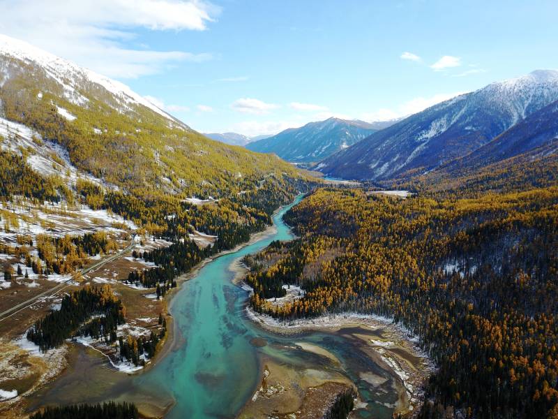 雪山秋谷碧水绕图片