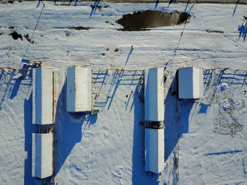 雪地中的白色建筑群图片