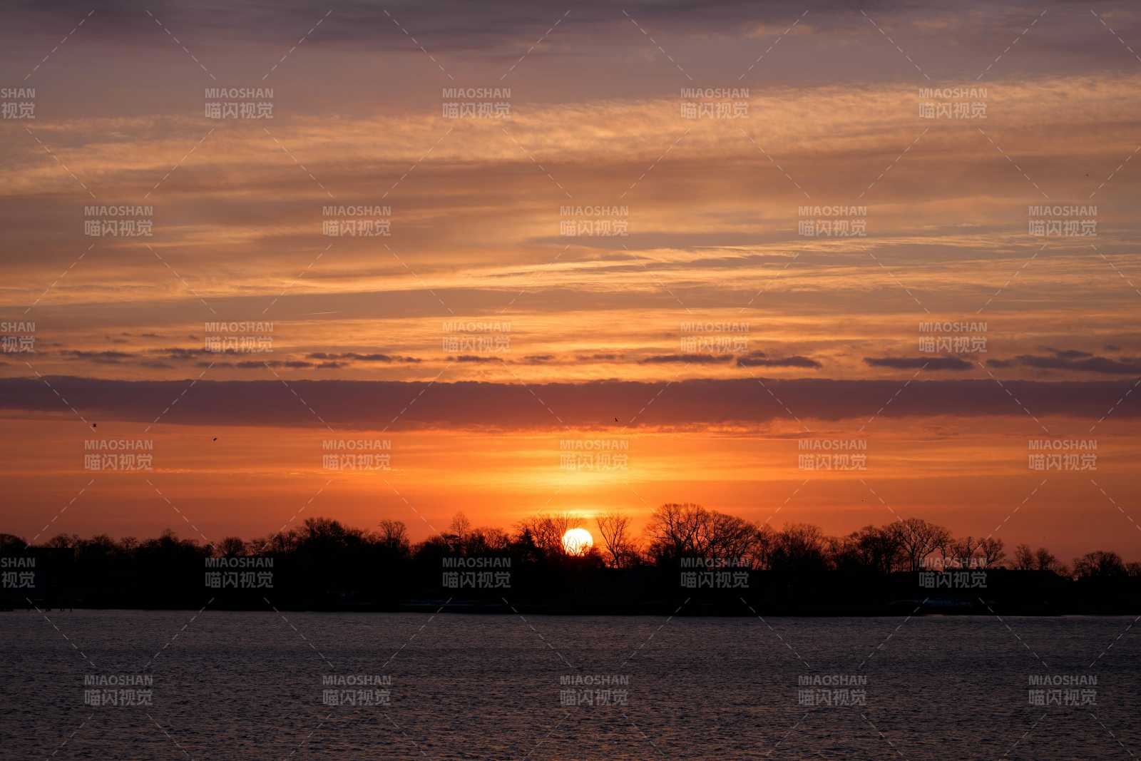 夕阳映湖景落日图片