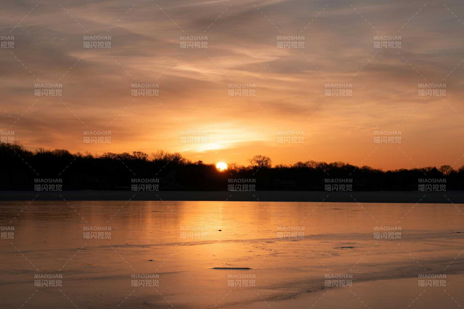 夕阳映湖落日图片