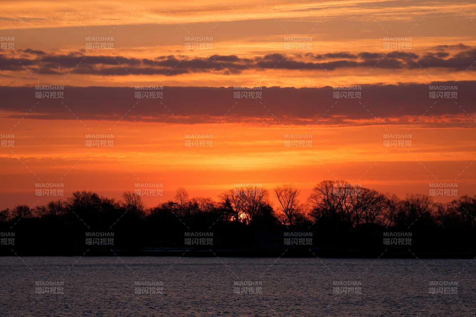 夕阳映湖景黄昏图片