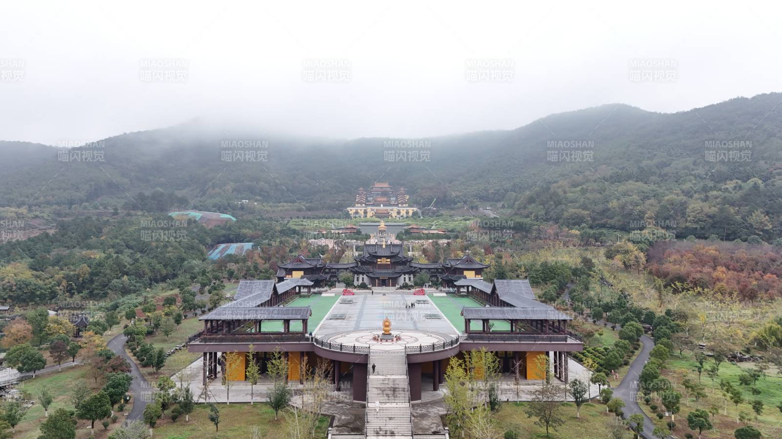 山间古寺云雾缭绕图片