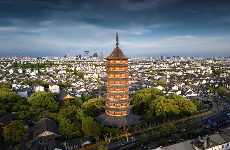 古塔俯瞰城市风光图片