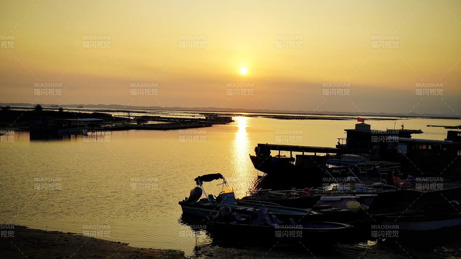 钦州夕阳下的渔港剪影图片