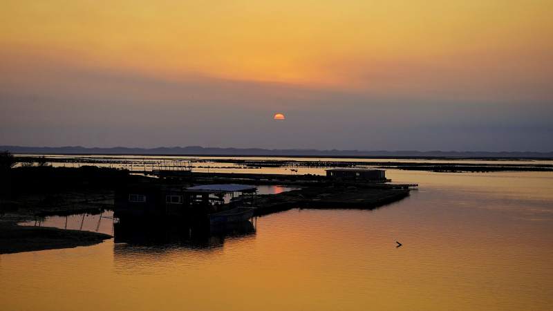 钦州夕阳下的码头图片