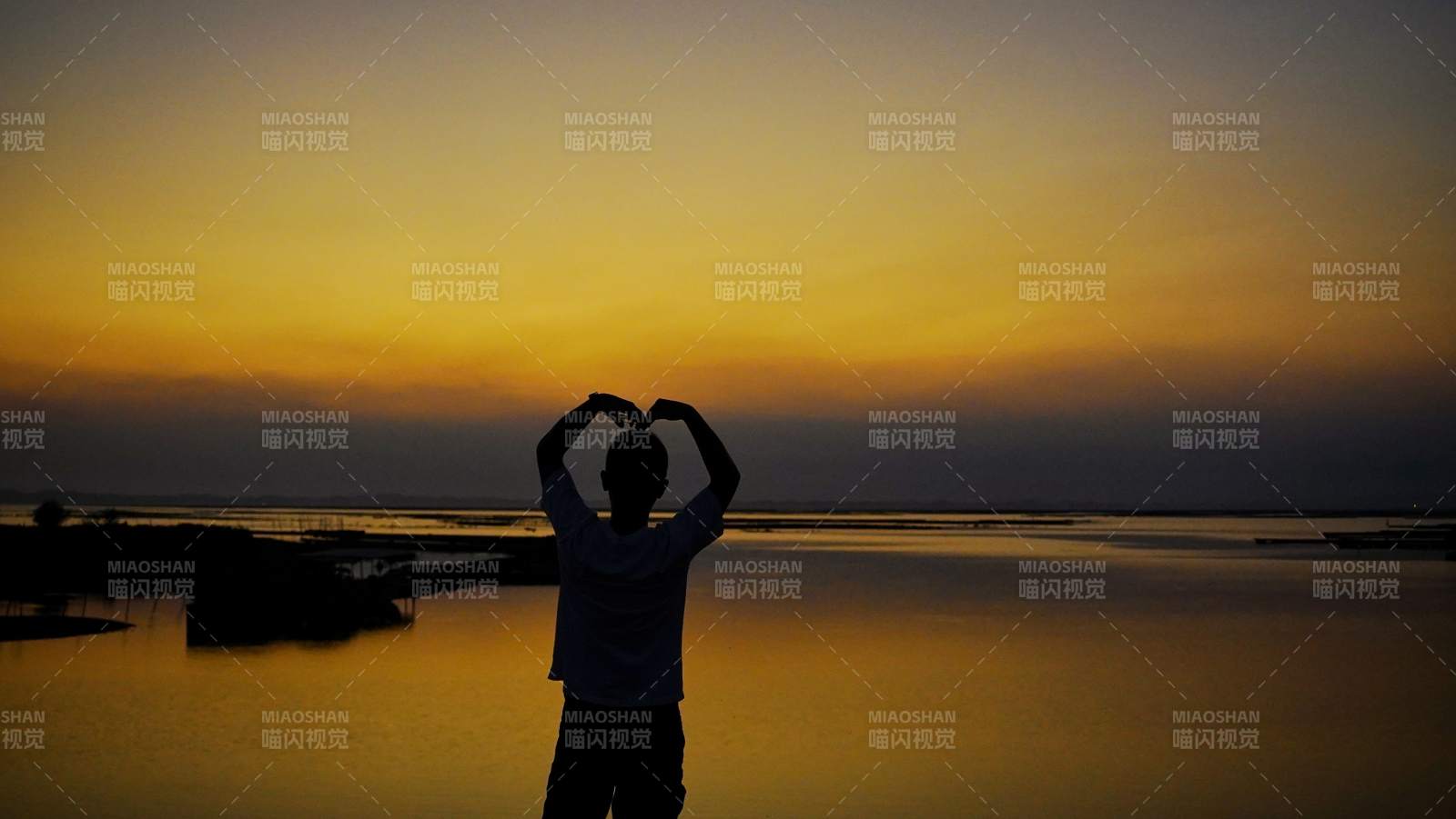 钦州滨海公园心形剪影图片