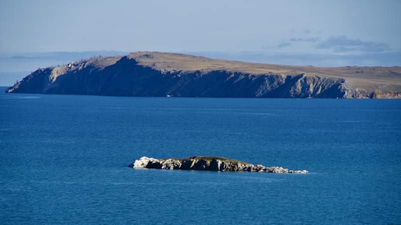 海中孤岛远山图片