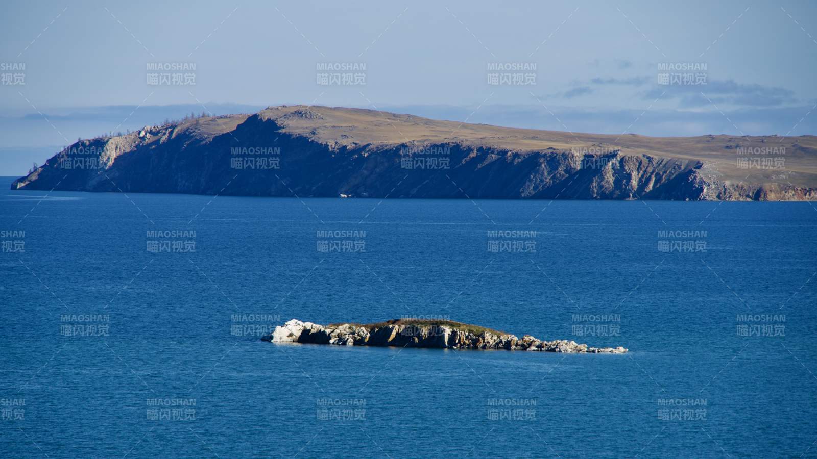 海中孤岛远山图片