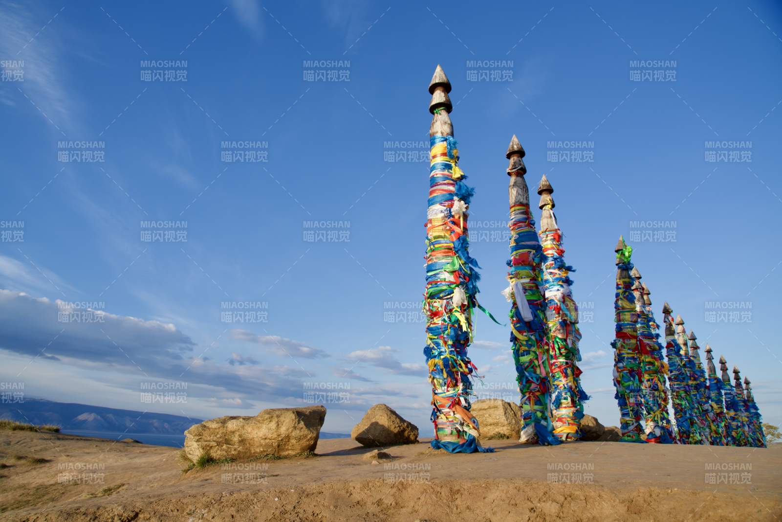 彩色塔柱迎风矗立图片