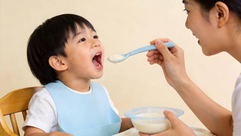 妈妈喂宝宝吃饭图片