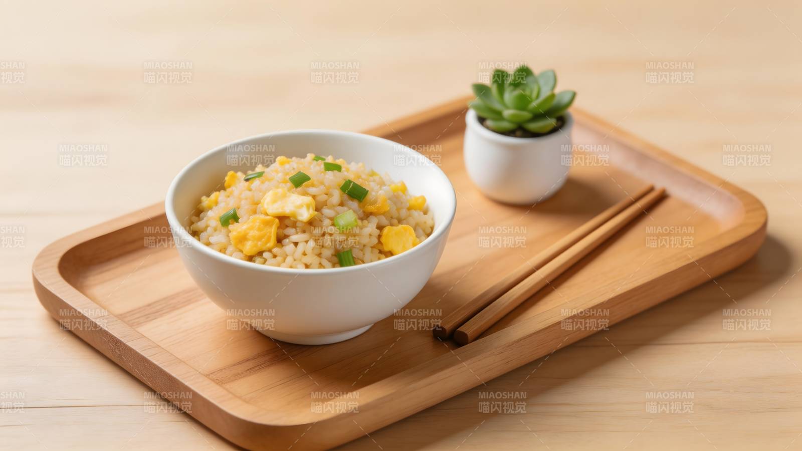蛋炒饭配小盆栽图片