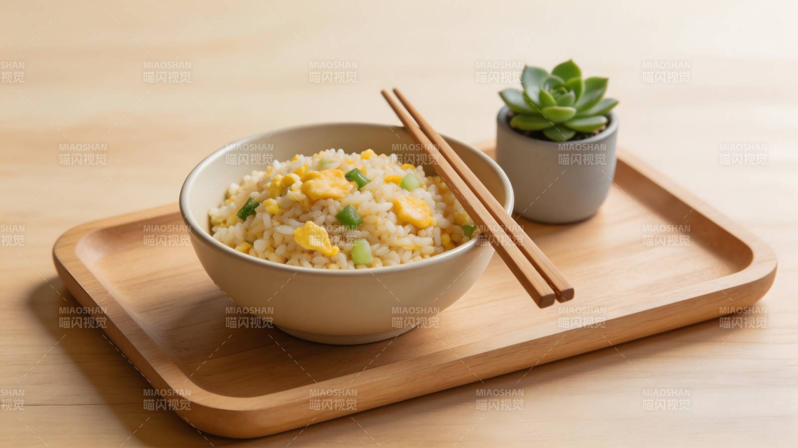 蛋炒饭配小盆栽图片
