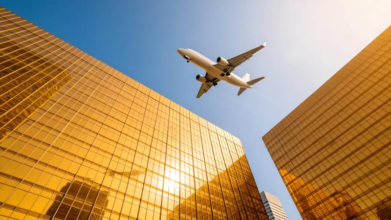 飞机掠过金色高楼图片