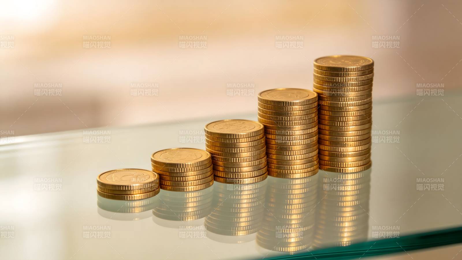 金币堆叠成长图图片