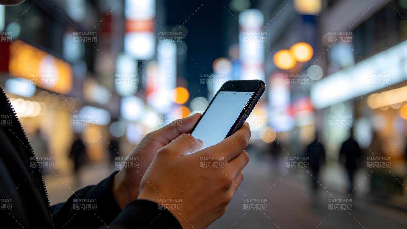 夜市街头看手机图片