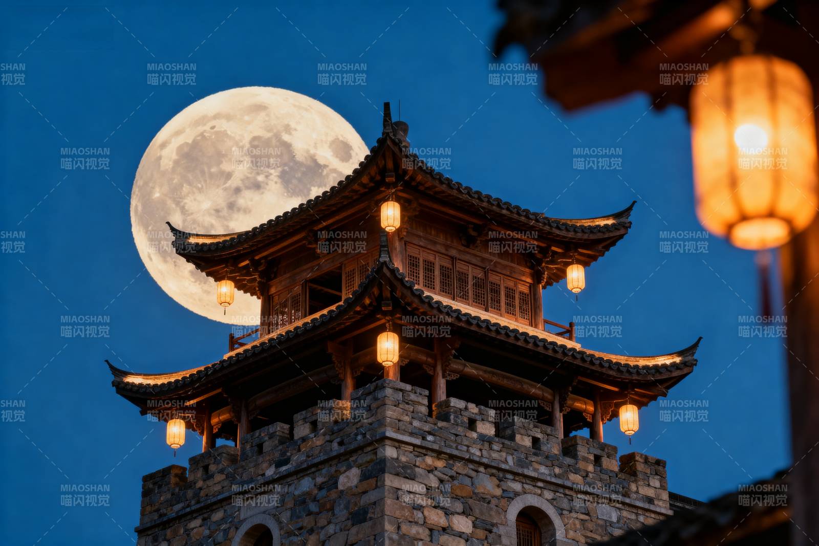 月照古塔夜景图片