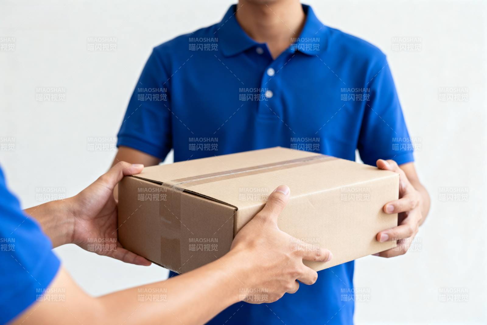 快递员递送包裹图片