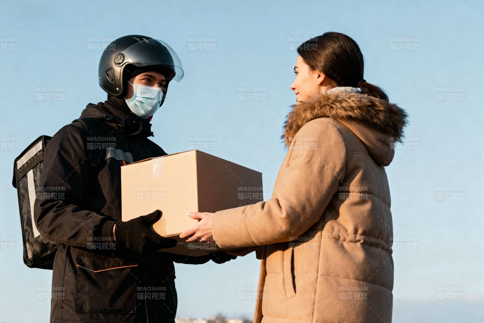 快递员递送包裹图片