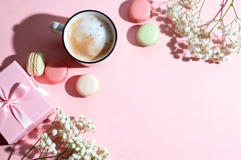 粉色甜点与咖啡图片