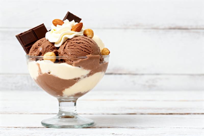 巧克力冰淇淋杯图片