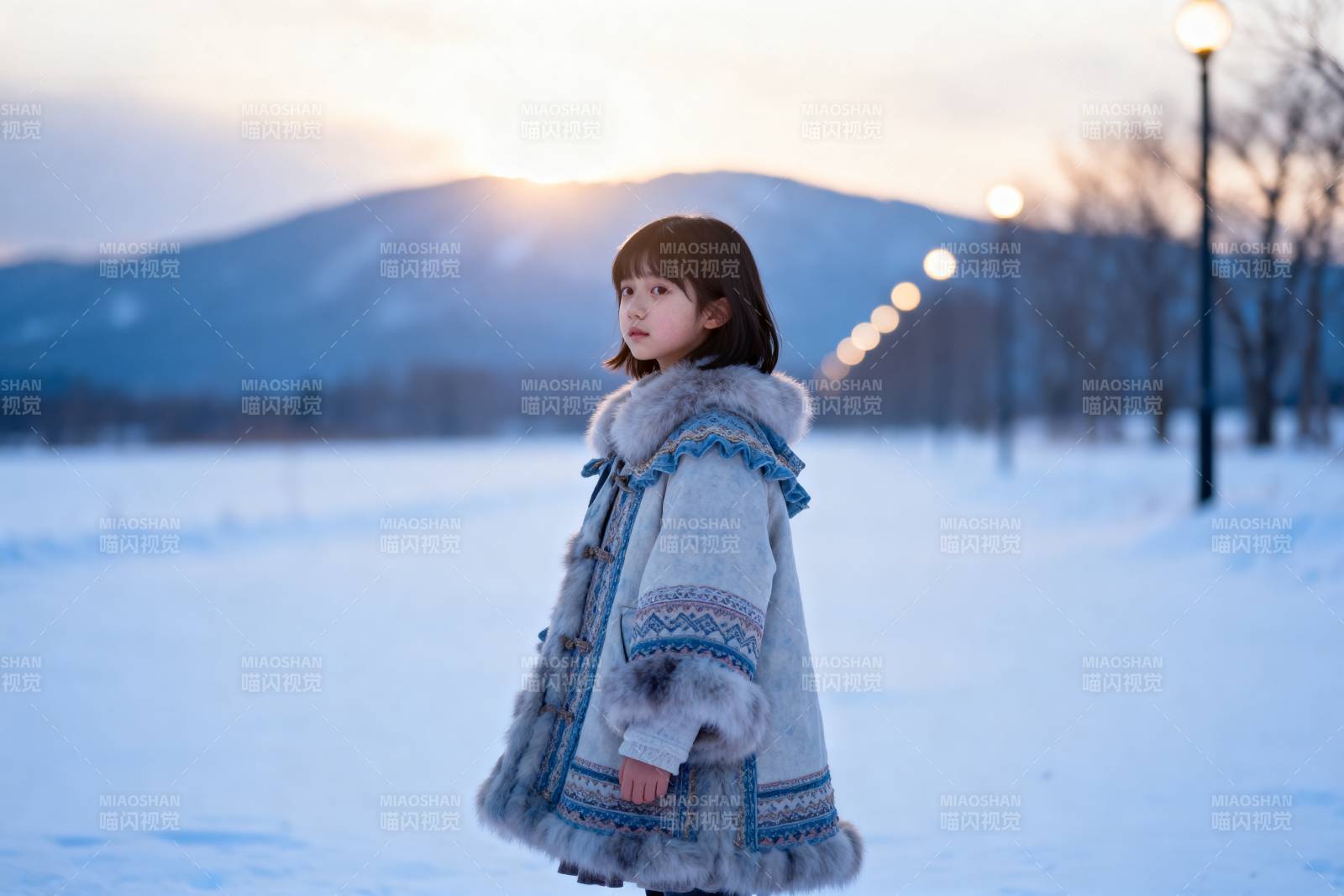 雪原上的小女孩图片