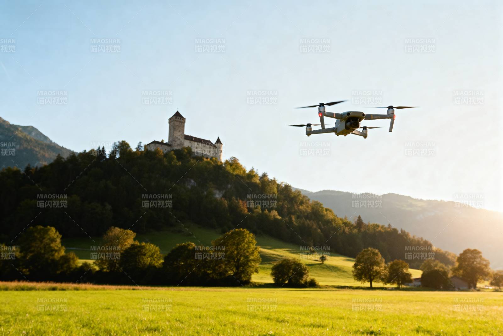 无人机飞越古堡山景图片