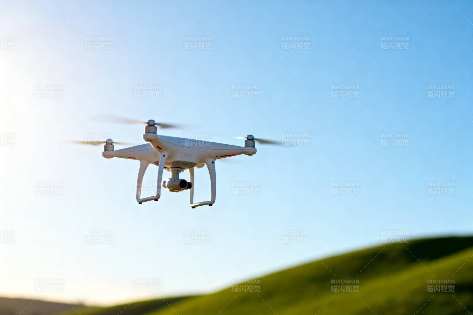 无人机翱翔蓝天图片