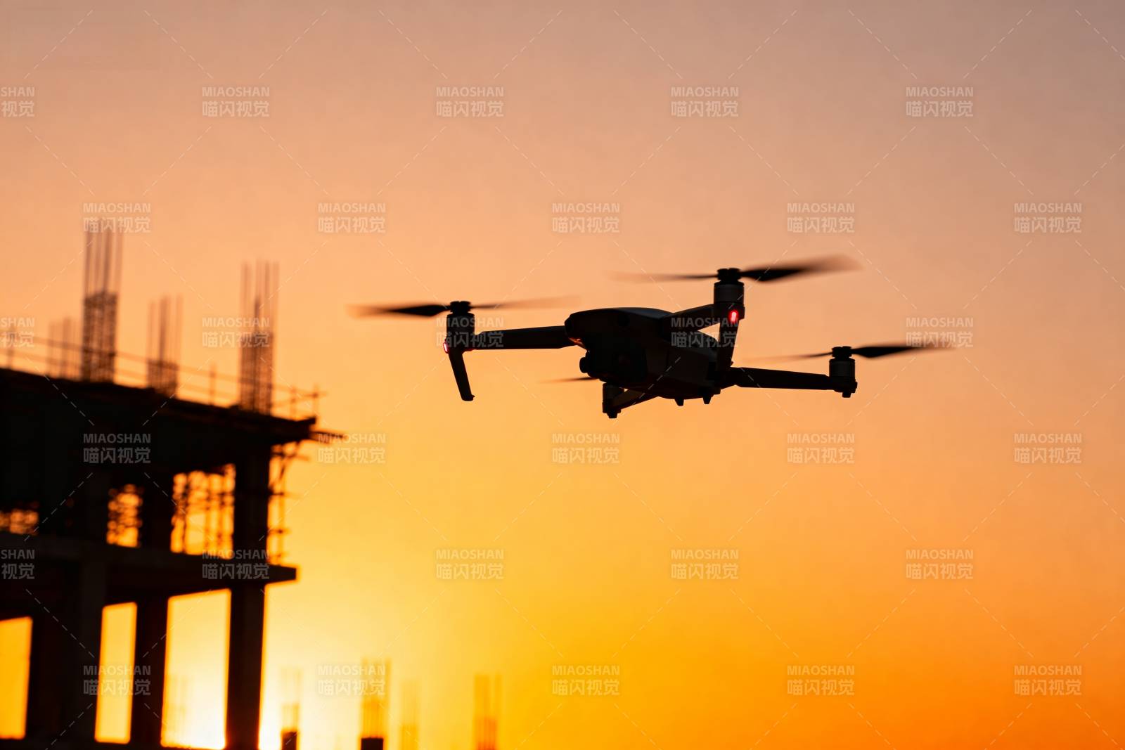 夕阳下的无人机飞行图片