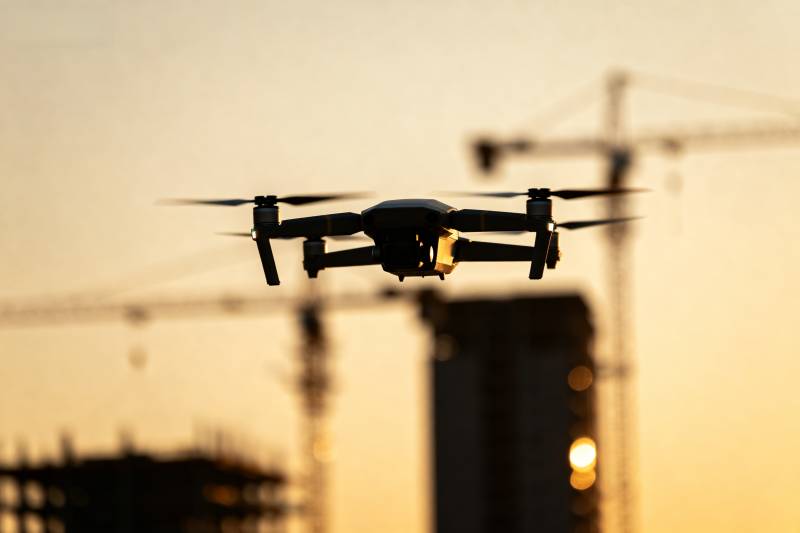 无人机飞越工地图片