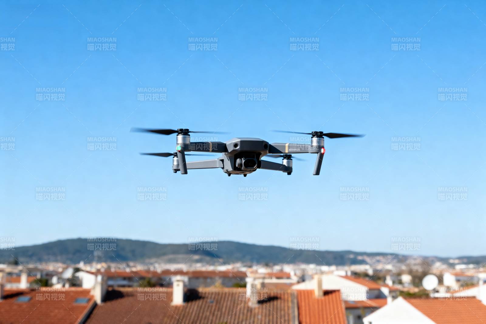 无人机翱翔城市上空图片