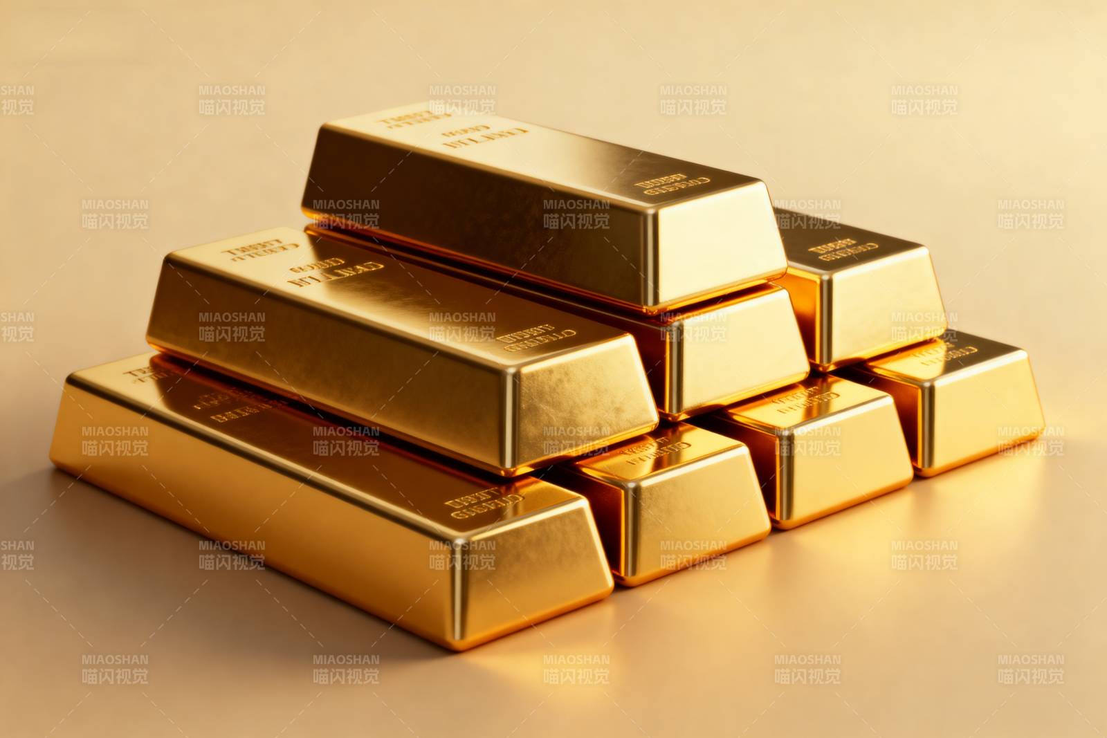 金条堆叠闪耀光芒图片