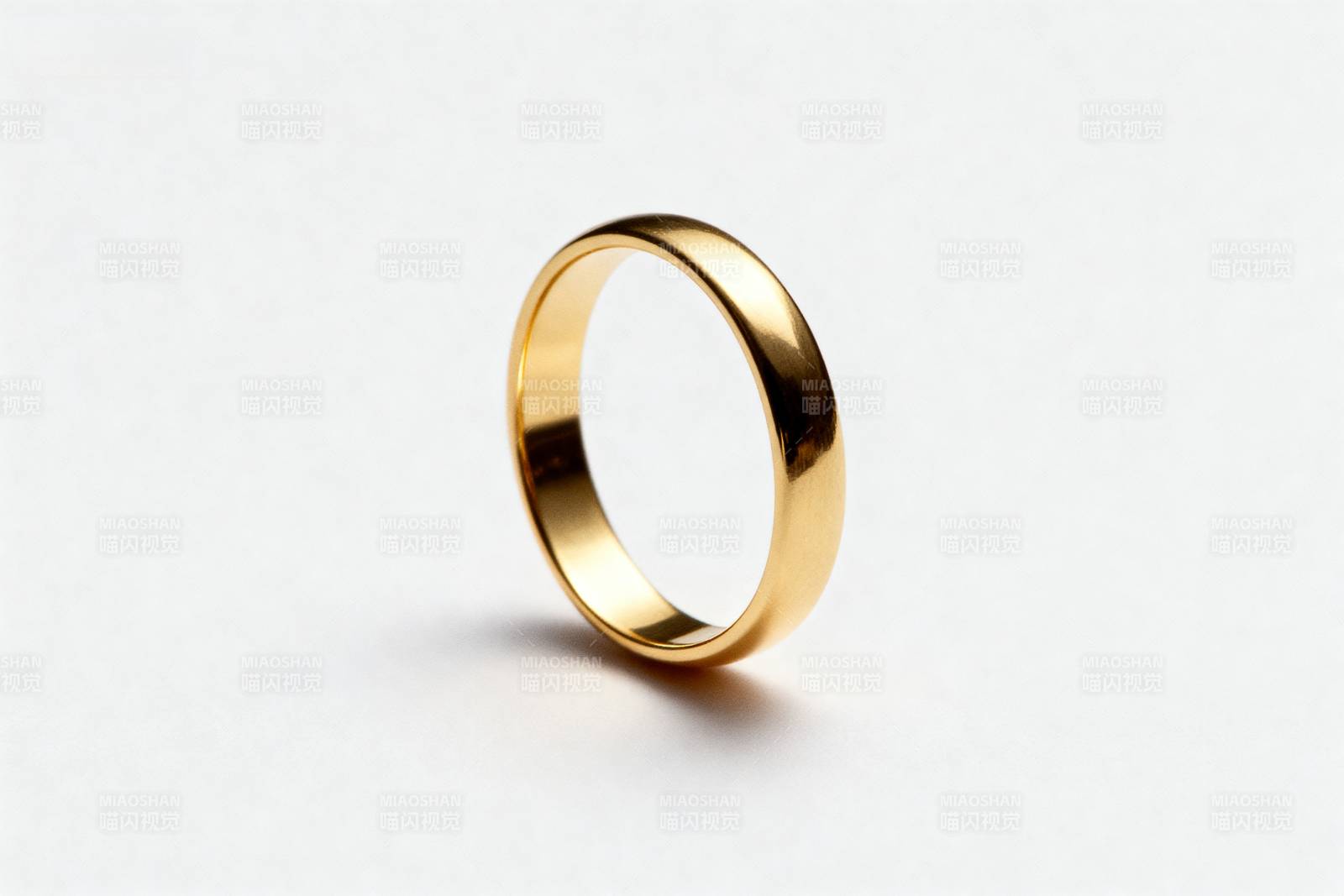 金色戒指静置特写图片