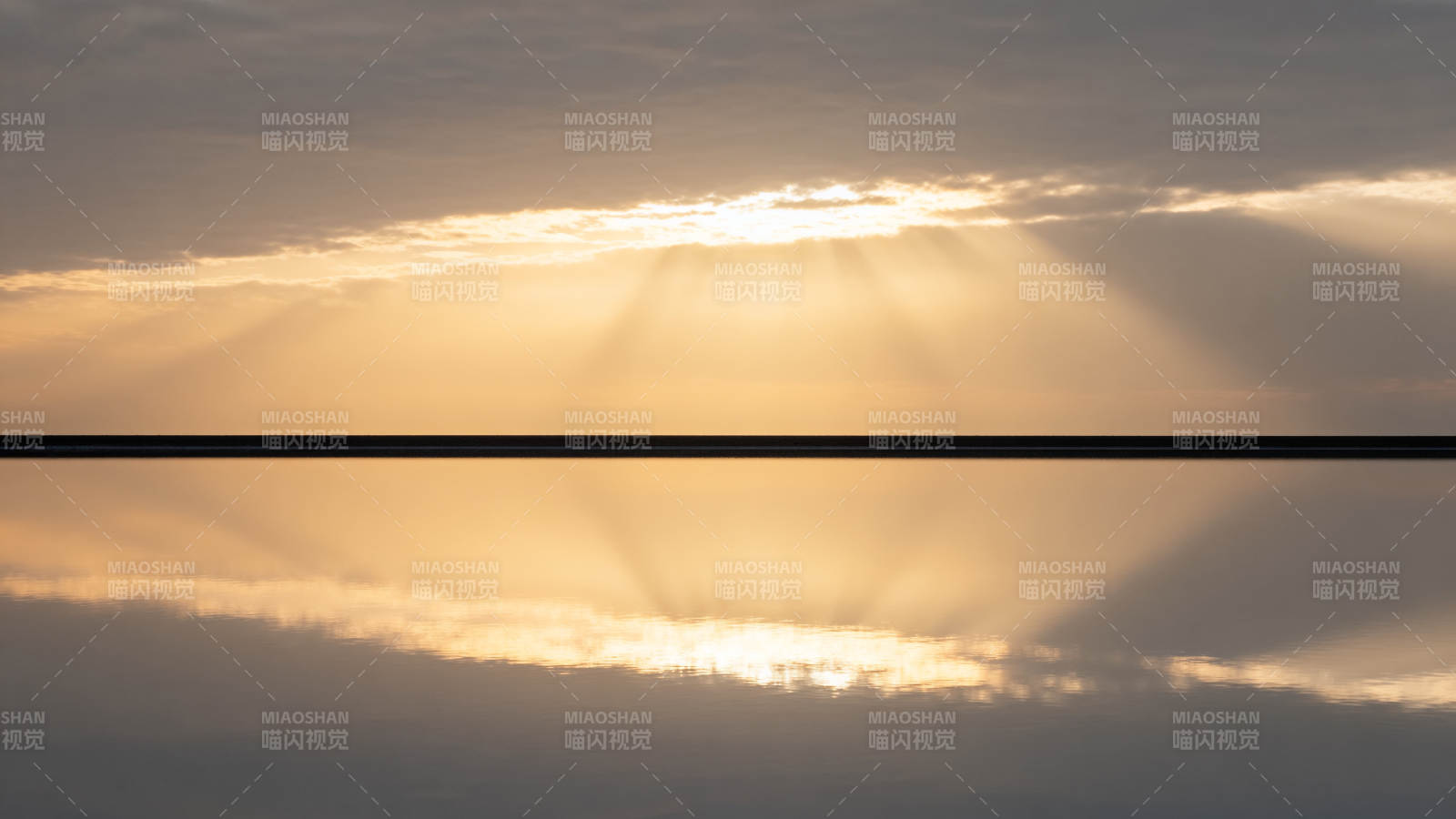 云隙光破晓图片