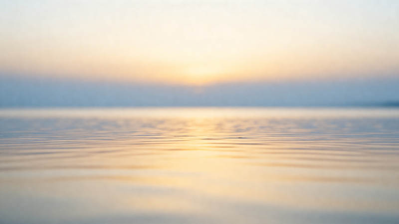 湖面晨光静谧图片