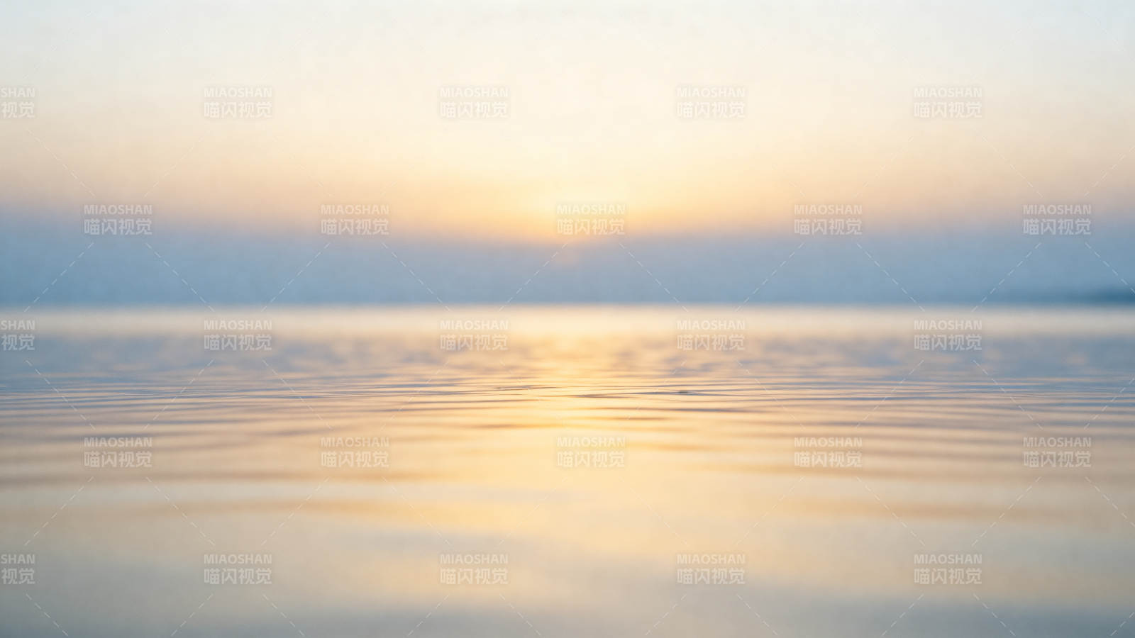 湖面晨光静谧图片