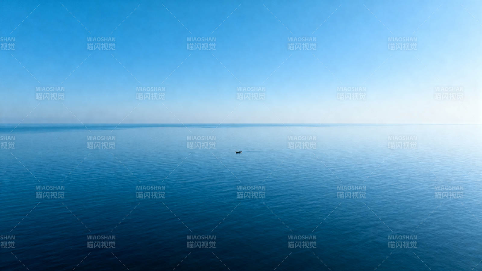 海天一色 孤舟远行图片